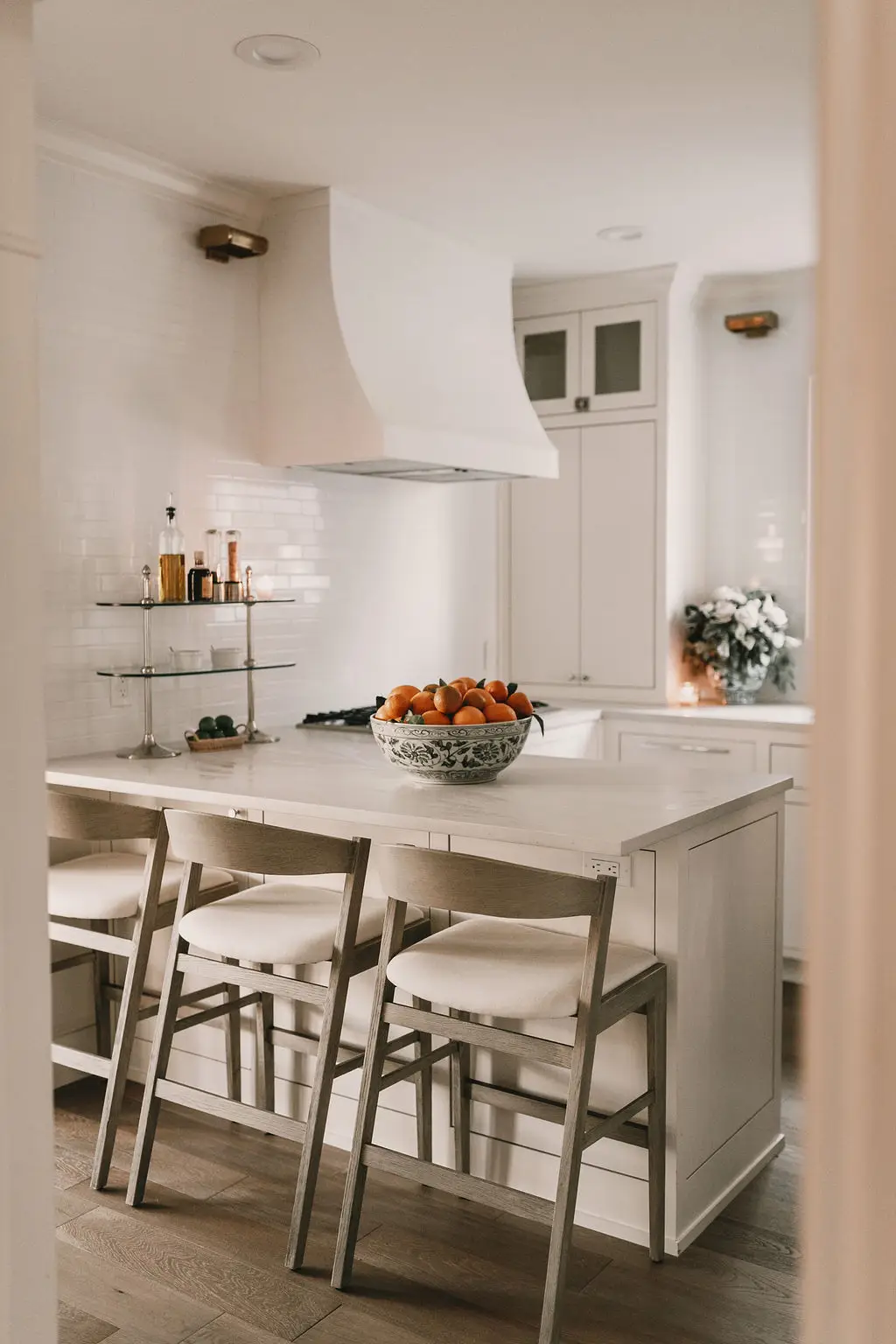 A beautifully styled kitchen by home stagers in Chilliwack, designed to create a welcoming and market-ready space.